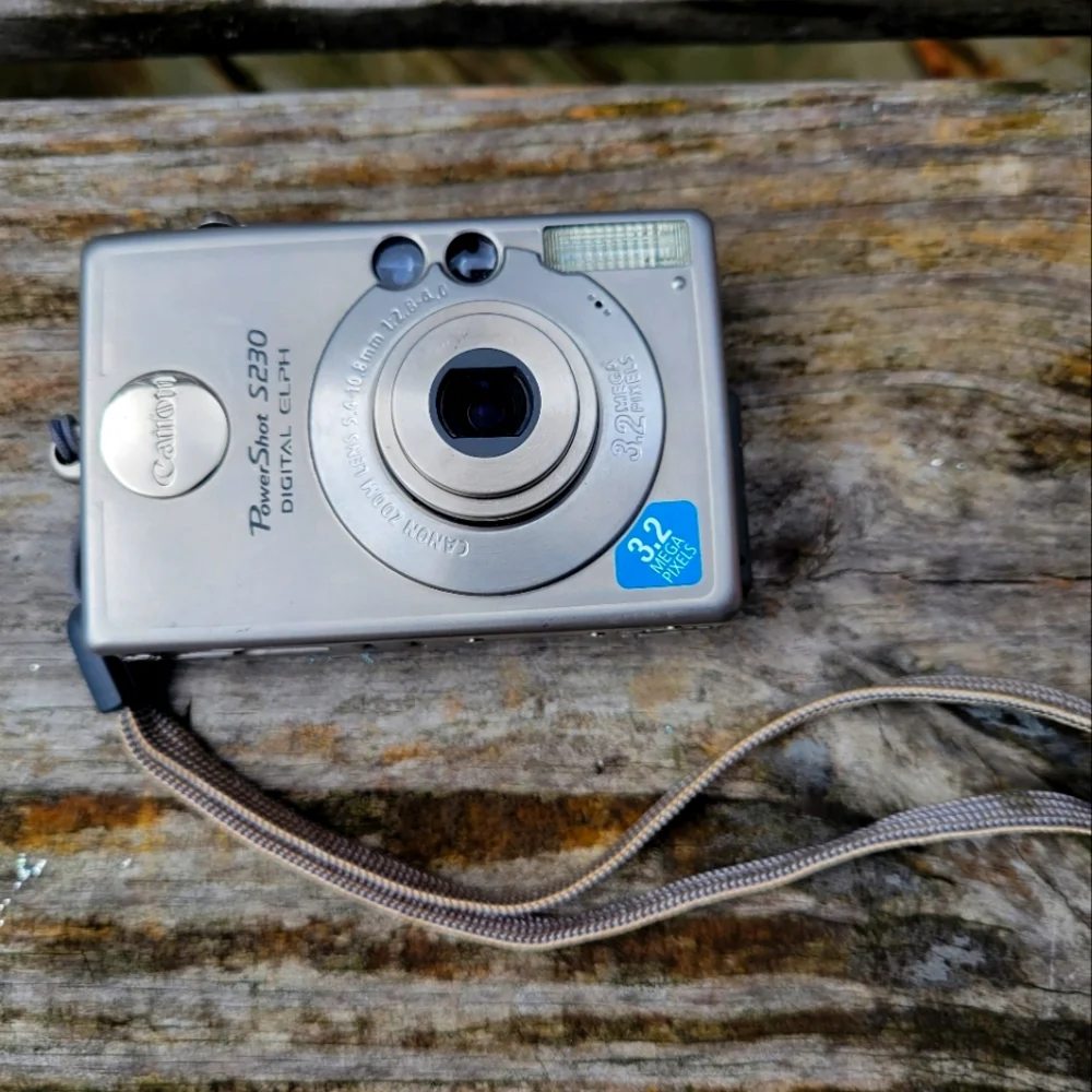 Canon PowerShot S230 3.2 Digital Camera Silver FOR PARTS ONLY Untested